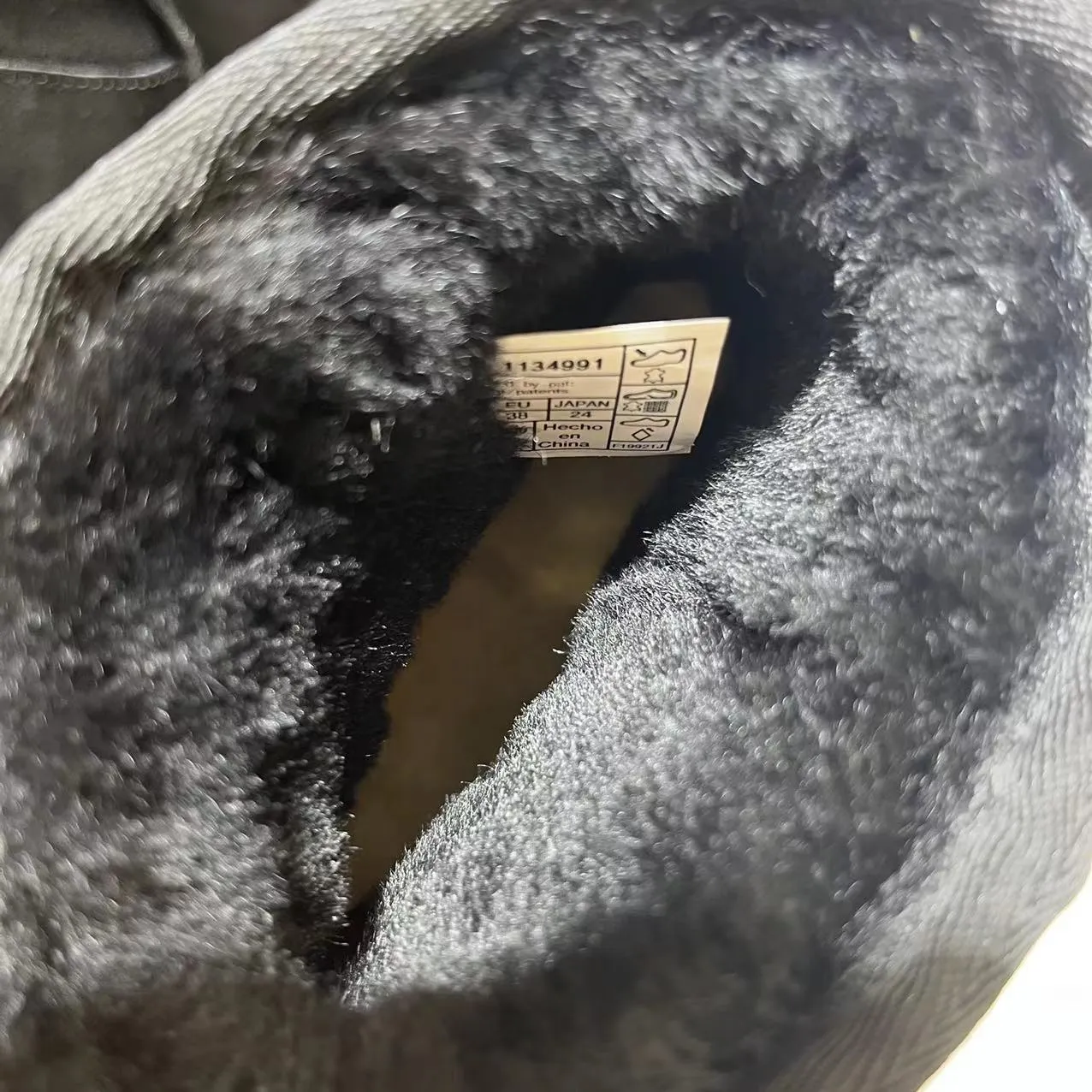 💰520 UGG sheepskin all-in-one snow boots. The official website synchronizes the new autumn and winter women's classic mini (thick sole) short snow boots 1134991, three-layer combination thick sole 5 cm, lightweight and non-slip, suede upper, 17 mm real wool lining, comfortable and casual, simple and fashionable! Color: Maroon Black Military Green Chocolate Size: 35-41